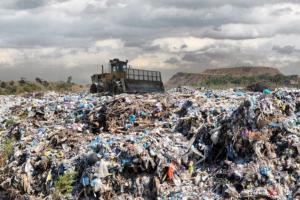 Окупанти перетворюють захоплені території Донбасу на велике звалище: вже звозять сміття з РФ