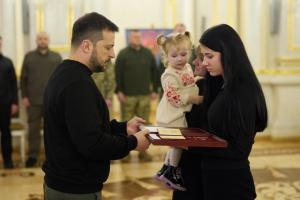 Президент вручил ордена "Золотая Звезда" родным павших Героев Украины, среди которых и защитники Луганщины