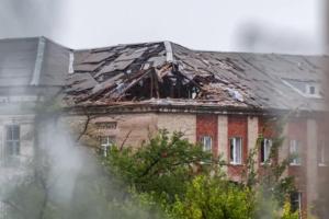 "Воду вычерпываем ведрами": в двух словах о ремонте крыш в Северодонецке