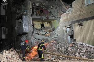 Обстріл Селидового: російська ракета зруйнувала 4-поверховий житловий будинок, є загиблі та поранені