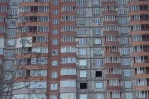 "Окна выпадают от ветра": В сети показали "ремонт по-кацапски" в оккупированном Мариуполе