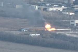 ​​​​​​​"Сорвало башню": Украинские военные показали видео "охоты" на российский танк в районе Лисичанского НПЗ