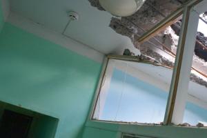 "Ведмежа послуга": У Рубіжному вирішили латати дахи під час дощів, які заливають квартири