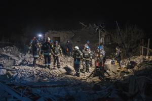 Ракетный удар по Покровскому району: из-под завалов достали тело ребенка, поиск людей продолжается