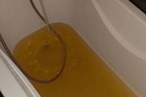 В окупованому Маріуполі з кранів тече вода кольору "шампань"