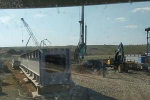 Под Мариуполем оккупанты продолжают прокладывать железную дорогу, а в городе снова гремят взрывы