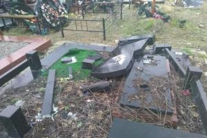 Окупанти опоганюють могили українських воїнів під Сєвєродонецьком