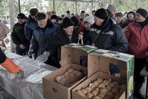 "Роздача баланди": З'явилися кадри, як у Лисичанську та Сєвєродонецьку окупанти підгодовують голодних людей