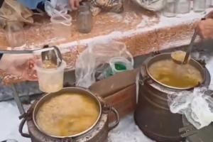 "Правда життя": У Сєвєродонецьку люди дякують окупантам за безкоштовну миску супу - відео