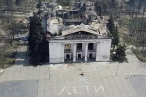 Два года назад армия РФ нанесла авиаудар по драмтеатру в Мариуполе, убив и покалечив сотни мирных жителей