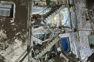 Российские оккупанты ударили авиабомбой по жилой многоэтажке в Херсоне: ранен ребенок