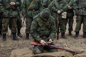 "Началось!": На оккупированной Луганщине военные массово вручают повестки местным жителям