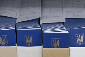 Украинские мужчины больше не смогут получить паспорт за границей, но есть исключения: подробности