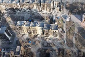 В оккупированном Мариуполе квитанции на оплату "коммуналки" разносят даже по разрушенным домам