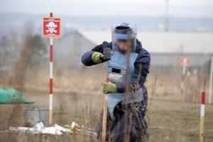 Група демінерів з числа переселенців з Луганщини проходить практичне навчання на Харківщині