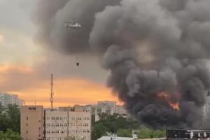 Масштабный пожар на востоке Москвы: к тушению пожара привлекли авиацию