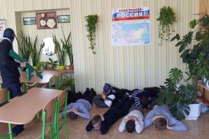 "К чему-то готовятся?": На Луганщине оккупанты учат детей правилам поведения во время теракта