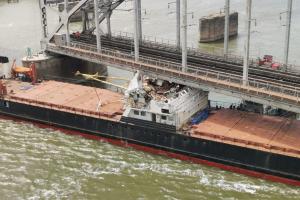 У російському Ростові-на-Дону суховантаж врізався в опору залізничного мосту