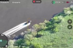 На лівому березі Херсонщини човен з російськими окупантами підірвався на міні - відео