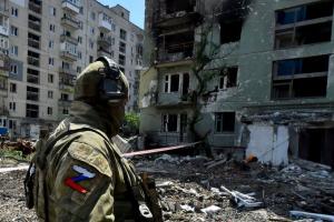 "Викидають наше життя на смітник": У Сєвєродонецьку "понаїхавші" безжально розправляються з пам'ятними речами переселенців