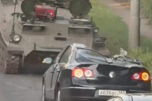 У Макіївці БМП російських окупантів розчавила автомобіль Volkswagen