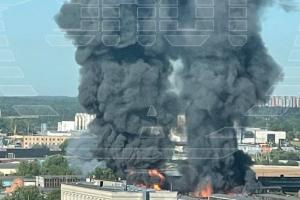 Масштабный пожар в подмосковных Химках: спасателям пока не удается справиться с огнем