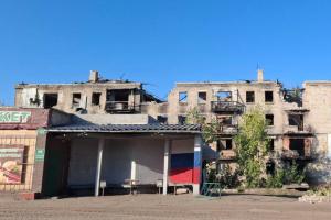 "Денег нет": В оккупированном Рубежном местным за разбор завалов платят тушенкой
