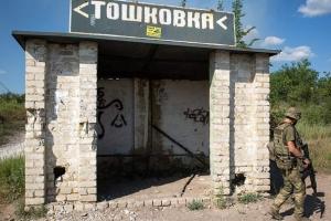 Житель поселка Тошковка на Луганщине показал, что осталось от его "освобожденной" квартиры - видео