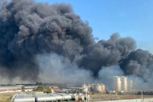 В российском Азове масштабный пожар: огонь подбирается к нефтехранилищу