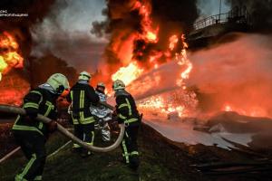 Окупанти вдарили по промисловому об'єкту у Тернополі: триває ліквідація масштабної пожежі