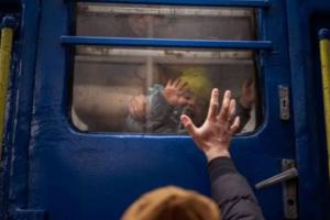 В кінці вересня евакуаційні потяги з Донеччини курсуватимуть до Чернівецької області: графік та контакти