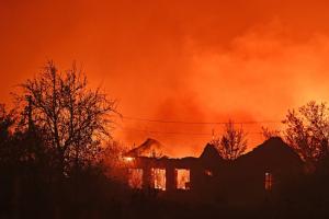 Окупована Луганщина обійнята вогнем: пожежі знищили понад 460 будинків, є жертви, на допомогу викликали рятувальників з РФ