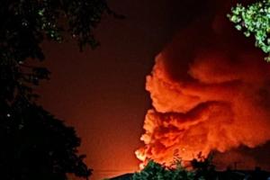Режим ЧС, эвакуация и перекрытие трассы "Воронеж-Луганск": детонация склада в Воронежской области продолжается
