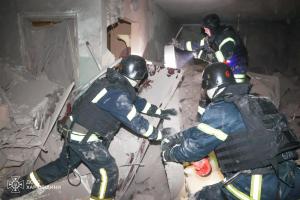 У Харкові внаслідок авіаудару частково зруйновано багатоповерхівку: зросла кількість постраждалих