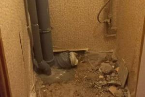 "Выносят даже унитазы": В Северскодонецке бригады ремонтников продолжают "чистить" квартиры горожан