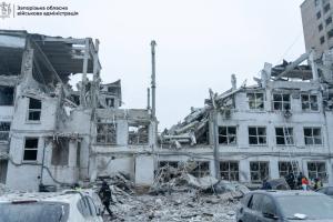 Ракетний удар по клініці у Запоріжжі: кількість жертв зросла, під завалами ще залишаються люди