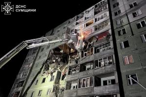 В Сумах беспилотник атаковал жилую многоэтажку