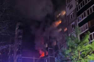 дрон врезался в жилую многоэтажку в Курске