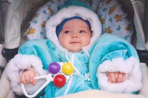 Одеваем новорожденного на прогулку зимой: основные правила