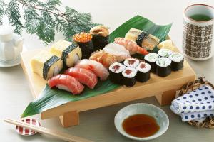 Хотите вкусно и быстро покушать? Закажите обед в Q-SUSHI