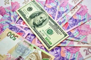 Почему стоит менять гривну и как это сделать выгодно