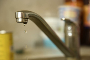 вода в кране