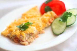 Горбуша, запеченная с сыром под сметанно-ореховым соусом