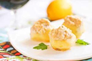 Картофель, фаршированный сельдью