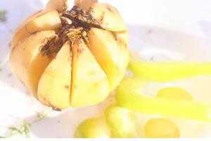 Картофель, запеченный с зеленью и чесноком
