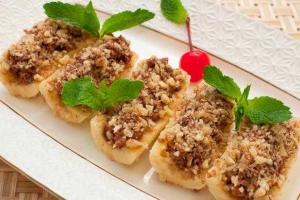 Бананы, фаршированные орехами в шоколаде