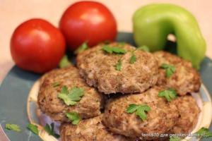 Запеченные котлеты из мяса с картофелем
