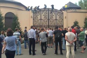 К Ахметову приезжали "погудеть"