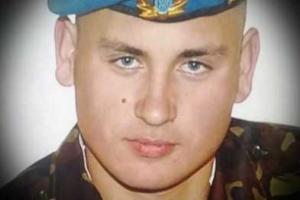 На Львовщине тело погибшего в ходе АТО бойца встречали на коленях