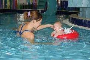 Грудничковое плавание вместе с swim-trainer: плюсы и минусы